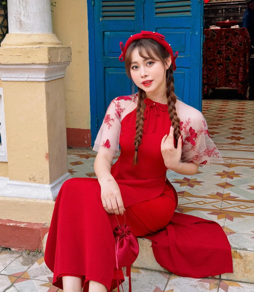 việt phương thoa búp bê nổi bật với phong cách hóa trang độc đáo