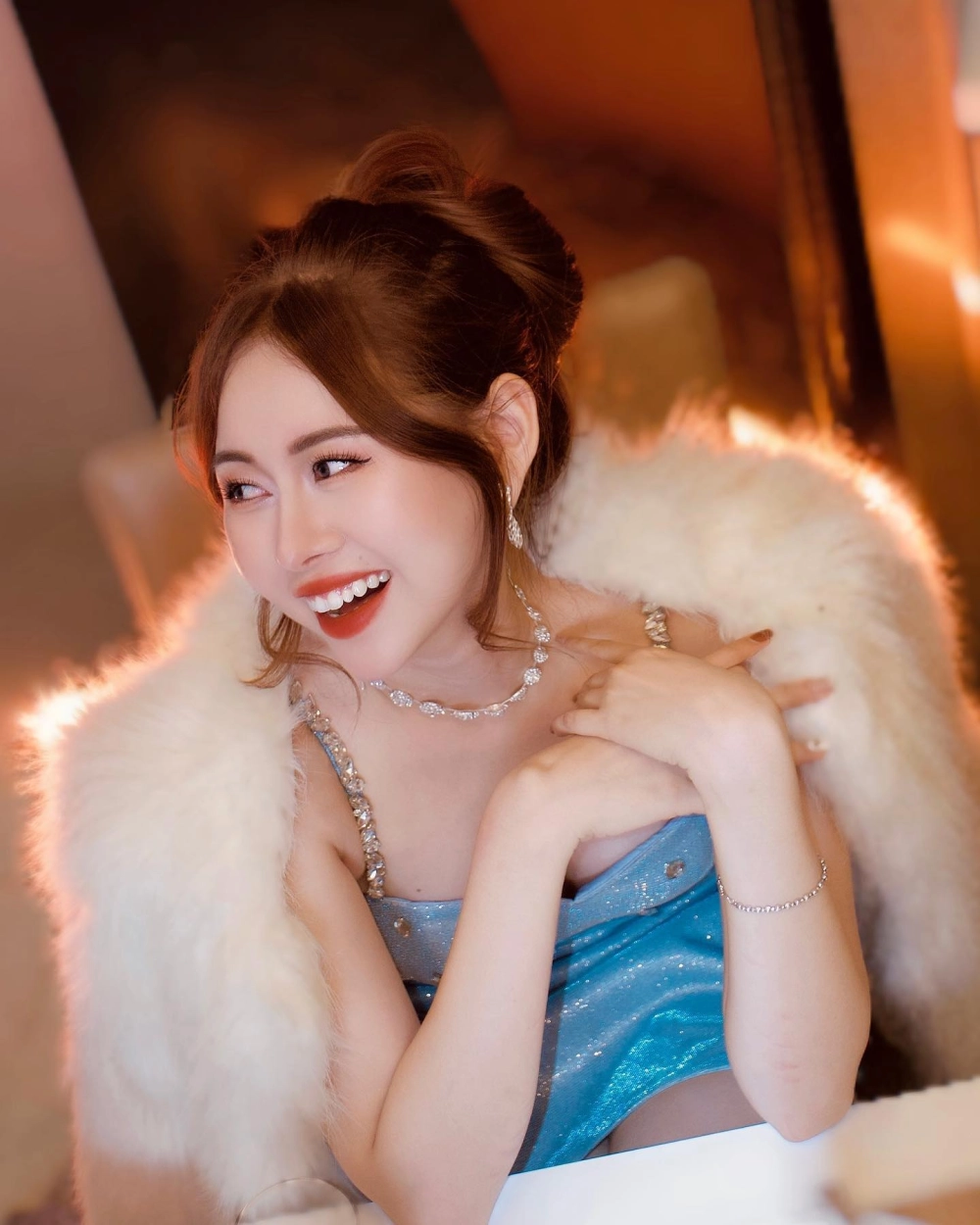 việt phương thoa mukbang gây sốt với phong cách ăn uống hài hước