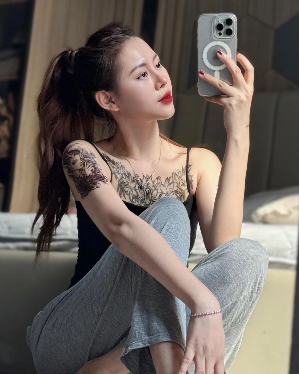 việt phương thoa bikini khoe vóc dáng quyến rũ trong nắng biển
