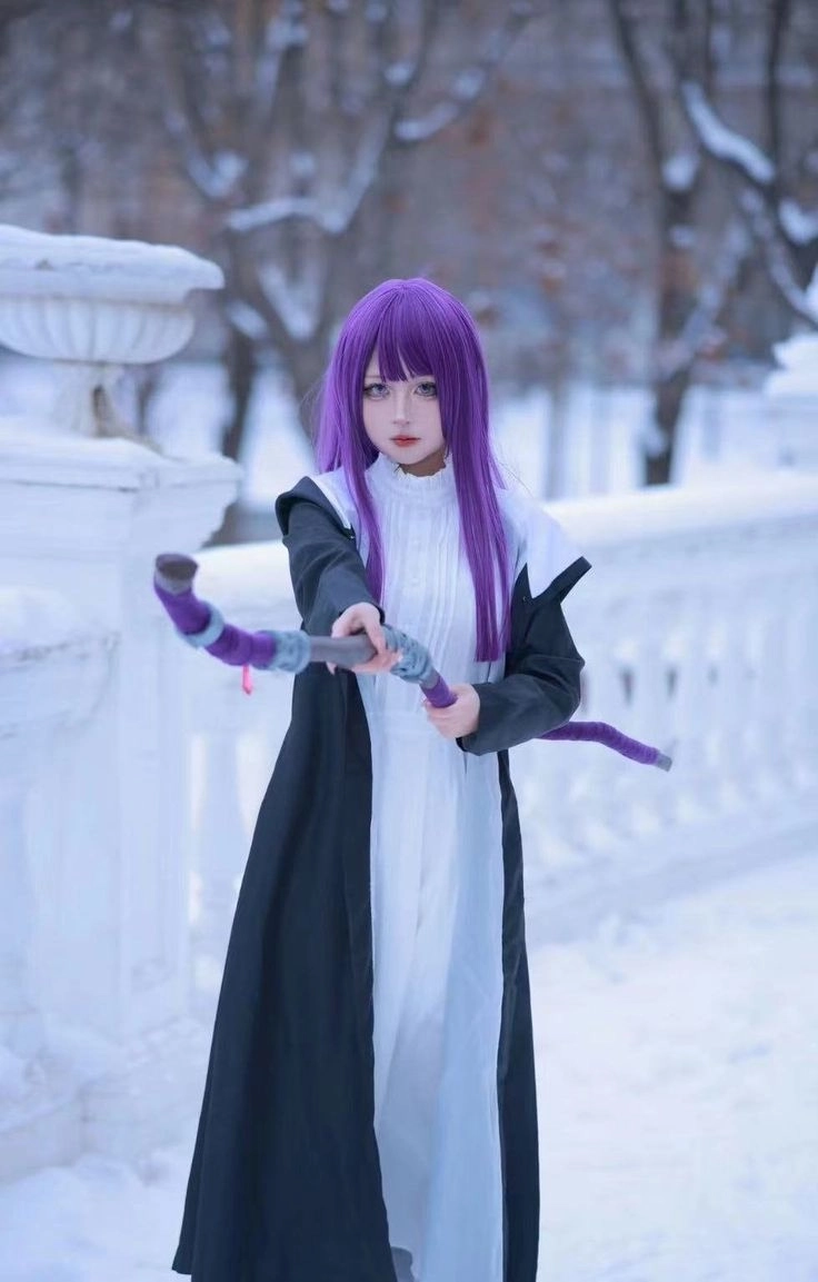Fern anime cosplay tái hiện hoàn hảo thần thái pháp sư trầm tính