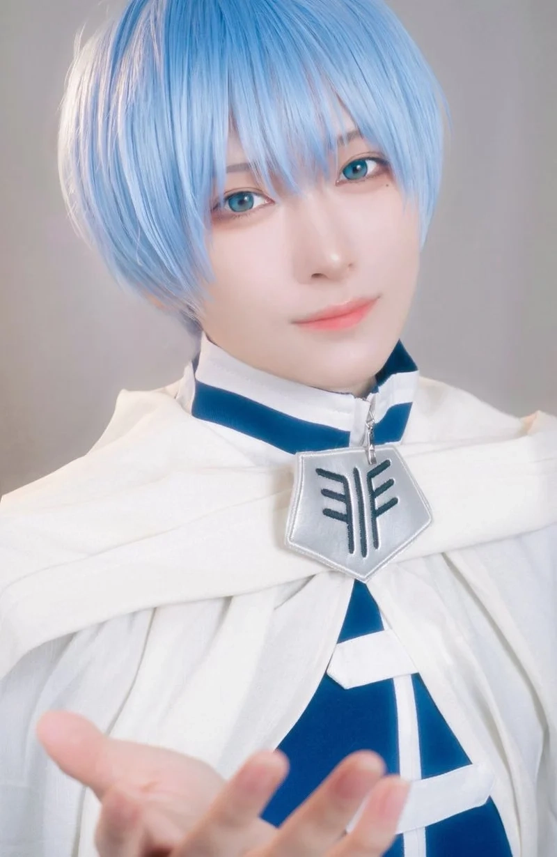 Himmel cosplay được thể hiện sống động với trang phục và thần thái chuẩn