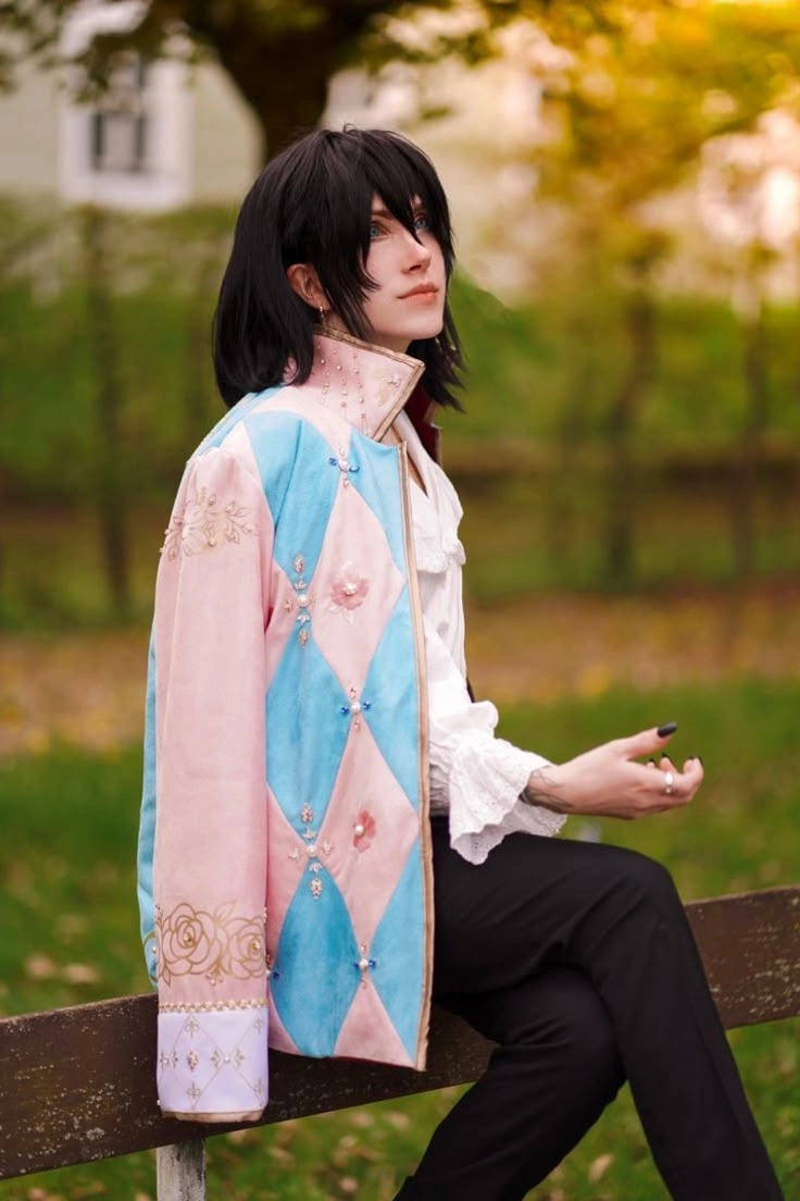 Howl cosplay với áo choàng huyền ảo và thần thái đậm chất lãng tử