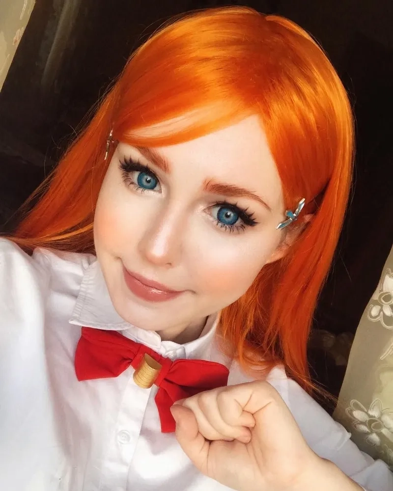 Inoue Orihime cosplay tỏa sáng với tà áo đồng phục học sinh