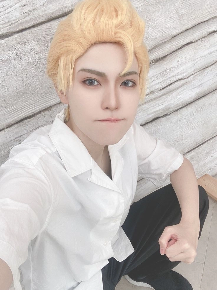 Takemichi cosplay tái hiện thần thái chuẩn nhân vật chính