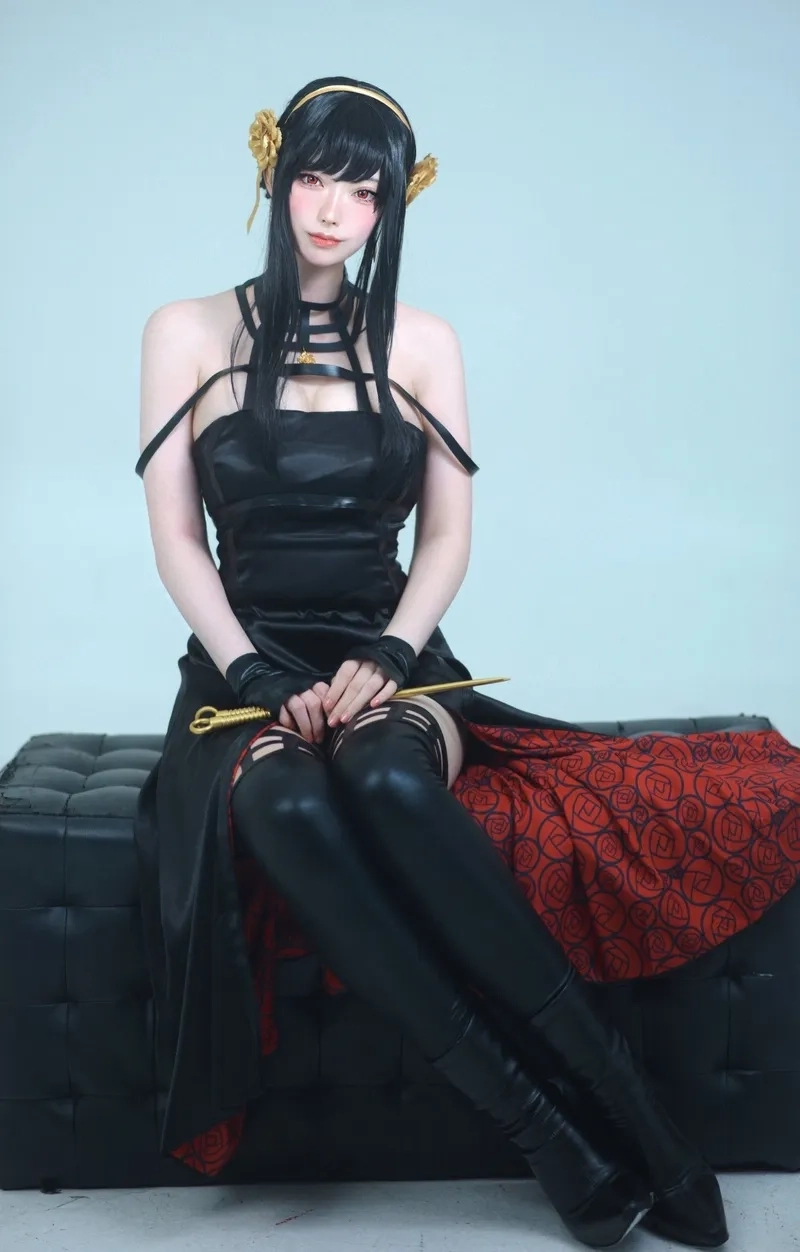 Yor Forger cosplay được yêu thích bởi vẻ ngoài chuẩn nhân vật
