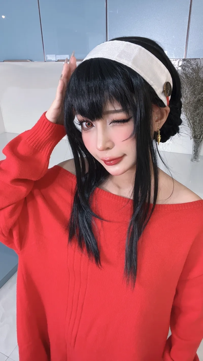 Cosplay Yor spy family tái hiện chân thực thần thái sát thủ quyến rũ