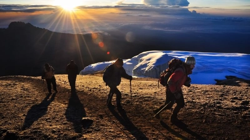 Leo núi Kilimanjaro