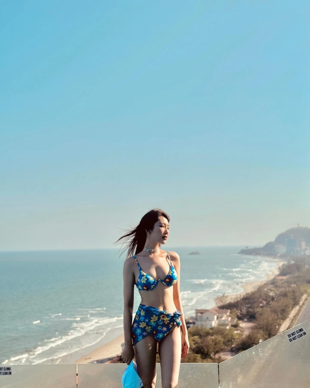 Mặc bikini ảnh gái đẹp tóc ngắn bikini mang nét đẹp sexy quyến rũ.