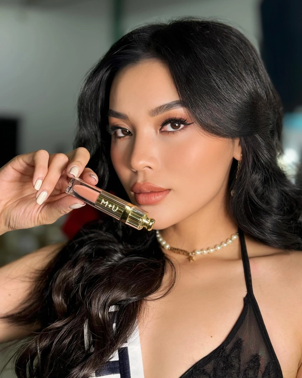 Gái xinh vú to sở hữu nét đẹp gợi cảm bốc lửa đầy sức hấp dẫn.