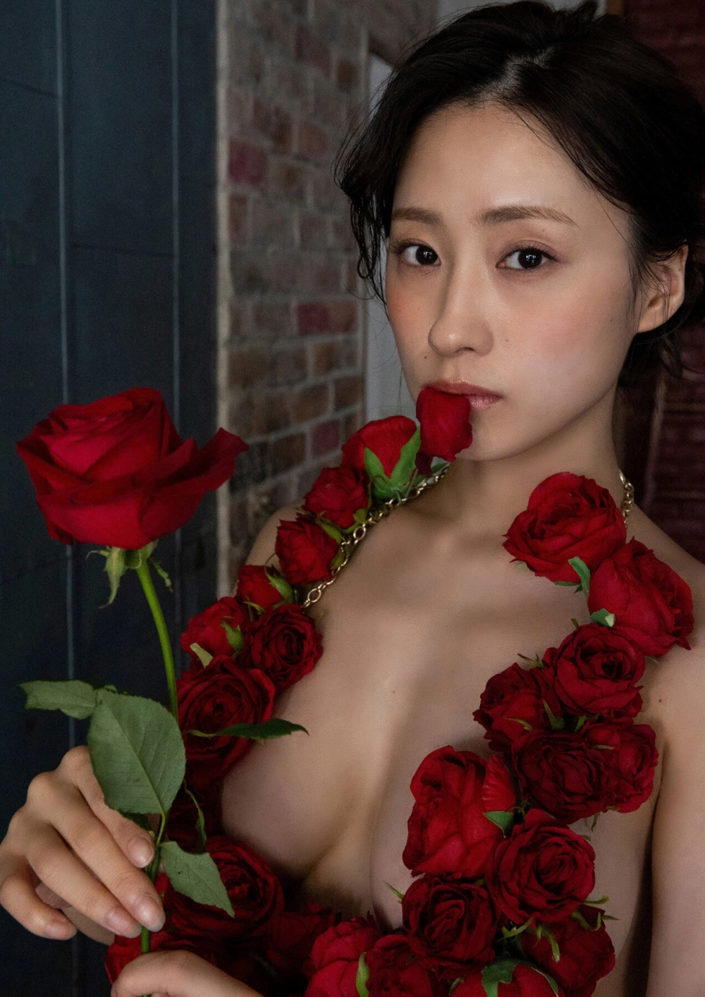 Mò vú gái xinh mang nét đẹp gợi cảm táo bạo đầy cuốn hút ánh nhìn.