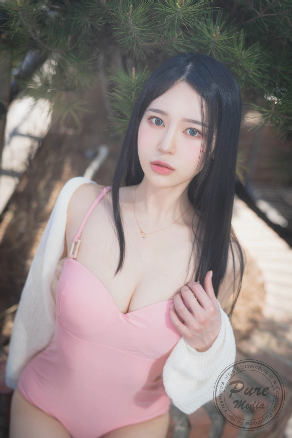 Ảnh gái xinh hở vú mang nét đẹp sexy bốc lửa đầy sức hấp dẫn.