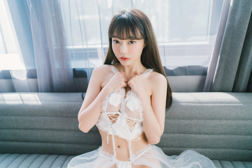 Gái xinh thủ dâm khoe vú mang nét đẹp táo bạo sexy đầy cuốn hút.