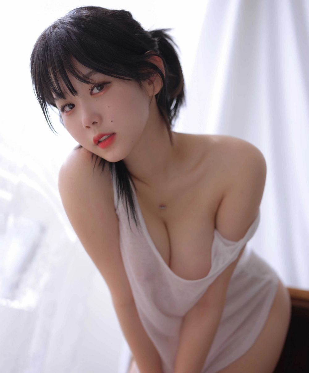 Gái xinh khoe vú ko che mang nét đẹp táo bạo sexy đầy cuốn hút.