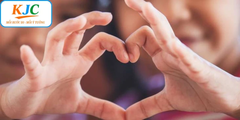 Thăm hỏi và hỗ trợ người già neo đơn