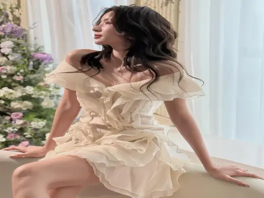 Ca sĩ Ngọc Huyền khiến bao người mê đắm với vẻ đẹp cuốn hút