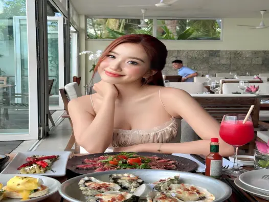 Lê Thị Khánh Huyền xuất hiện với hình ảnh trẻ trung và nổi bật