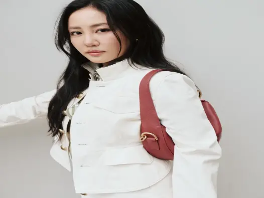 Thần thái sang trọng giúp Văn Mai Hương tỏa sáng trong ảnh