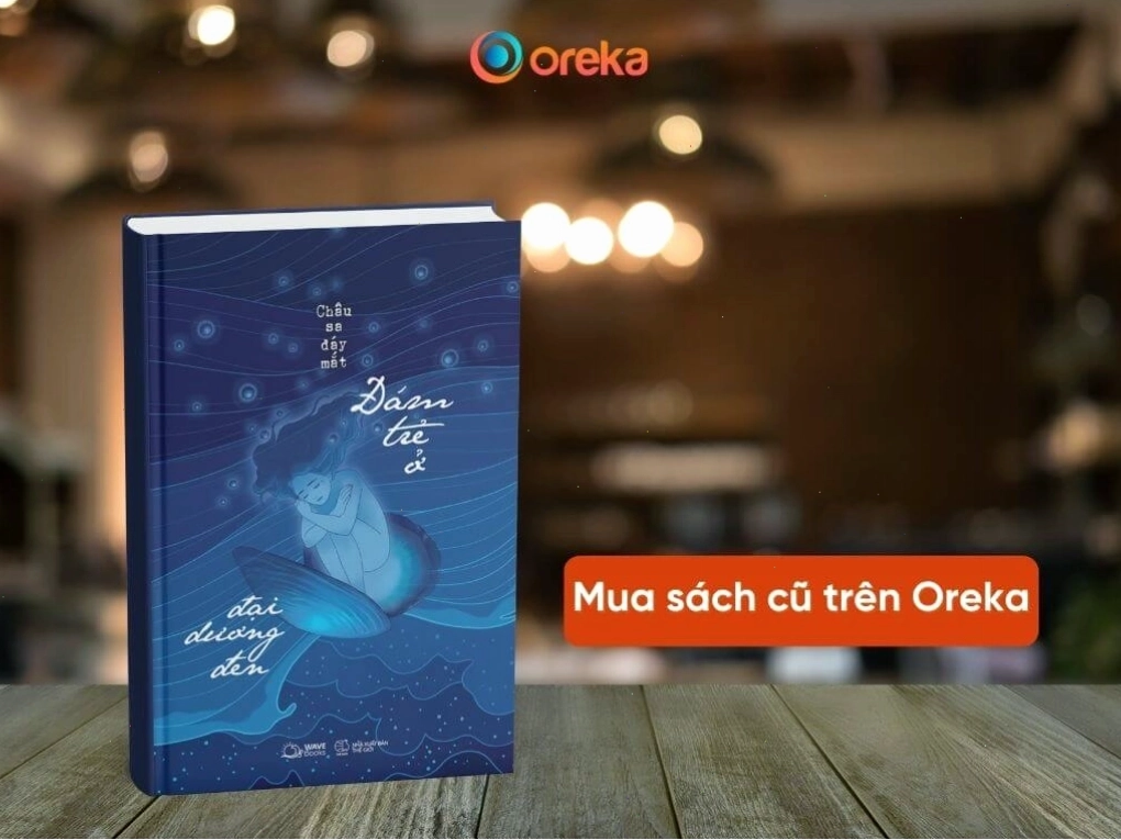 Bìa sách Đám trẻ ở đại dương đen với tông màu u tối gợi lên sự bí ẩn