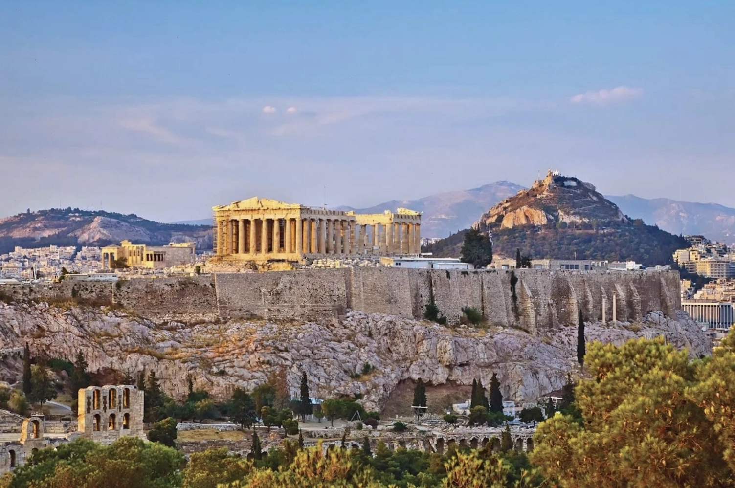 Cận cảnh Đền Parthenon với những cột đá Doric hùng vĩ
