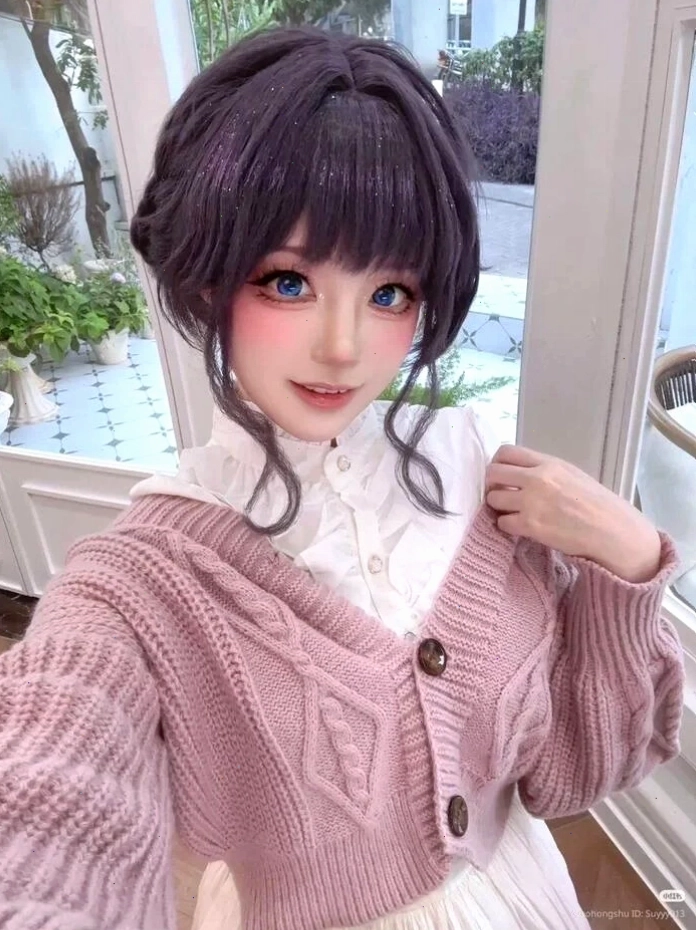Cô gái cosplay anime dễ thương với trang phục và phụ kiện ngọt ngào