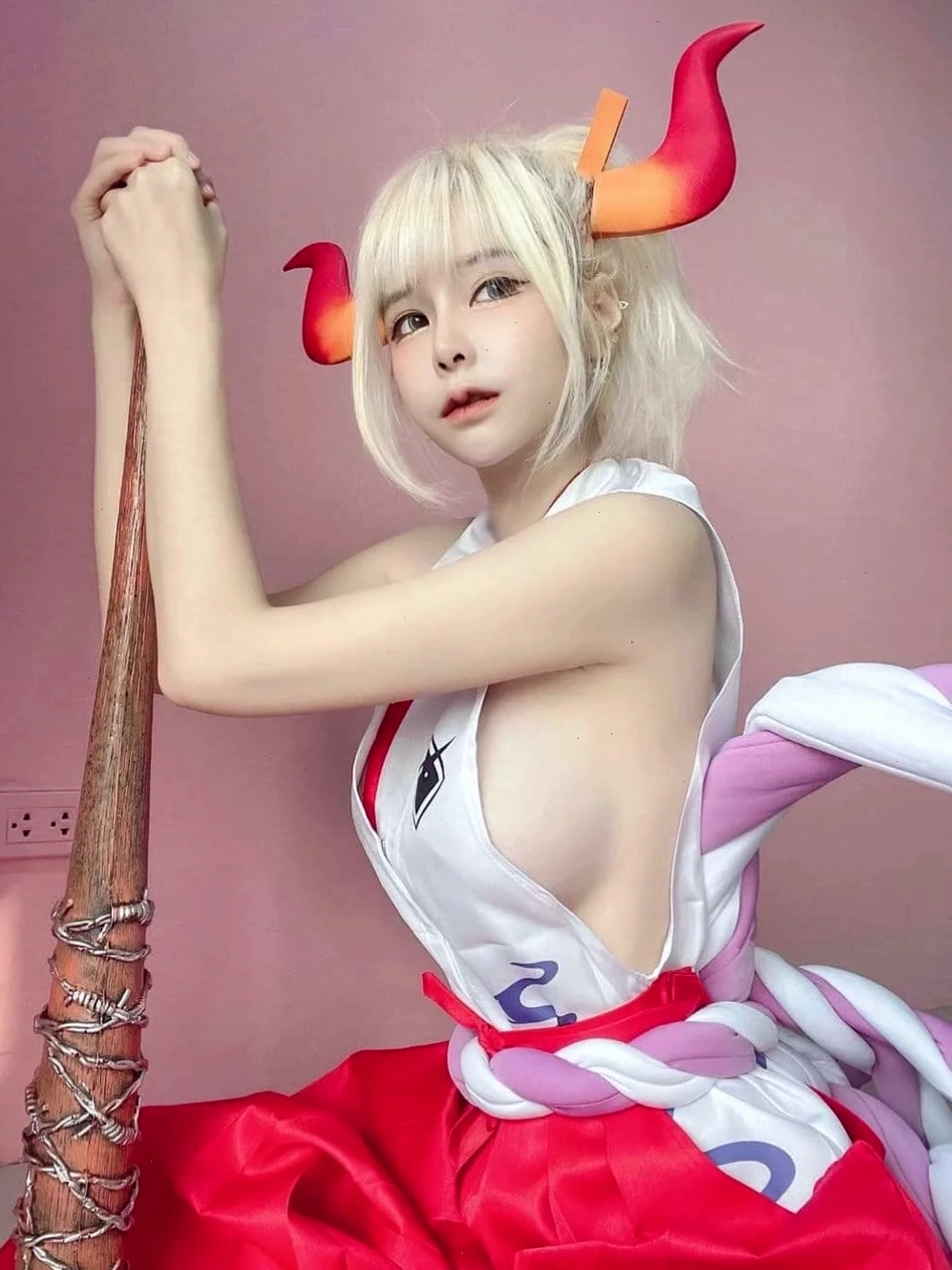 Cô gái cosplay với phong cách gợi cảm, khoe đường cong quyến rũ