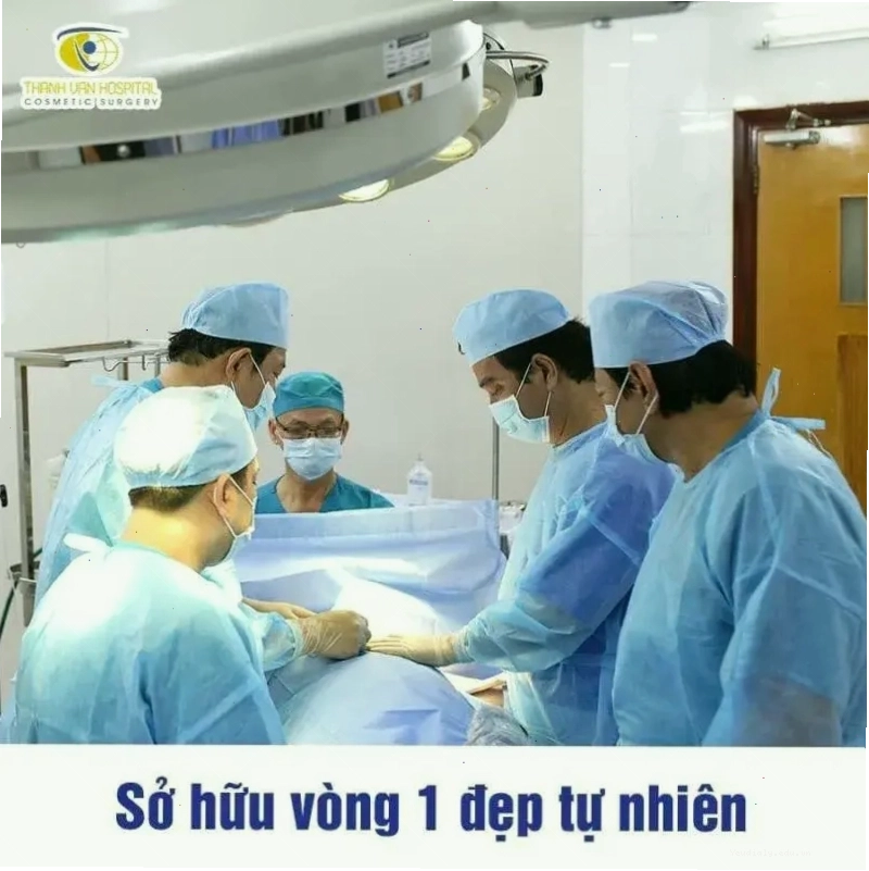 Cô gái xinh đẹp với phong cách thời trang hiện đại và cá tính