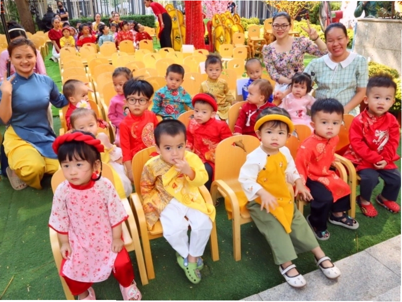 Cô giáo đang đọc câu đố cho nhóm trẻ 3 tuổi