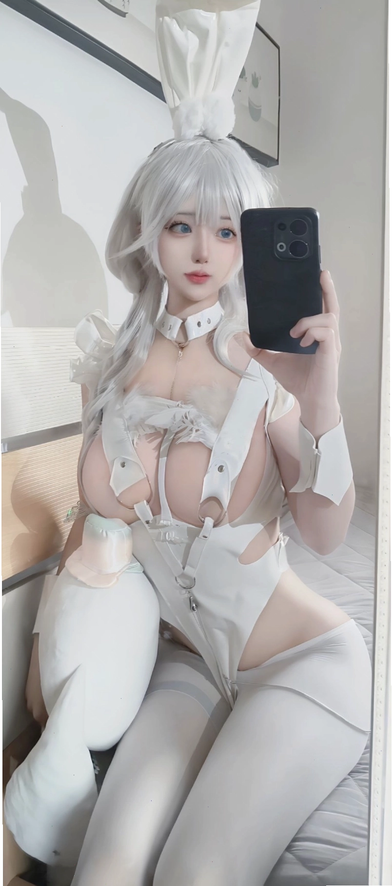 Gái cosplay anime trong trang phục đẹp mắt và biểu cảm cuốn hút