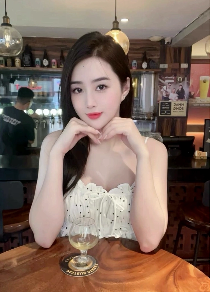 Gái xinh Việt Nam trong trang phục bikini dạo biển