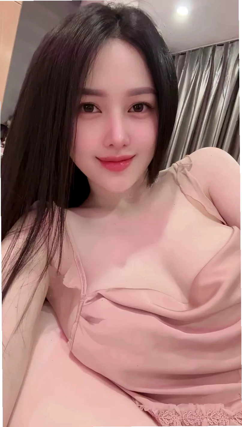 Hình ảnh gái xinh khoe vòng một gợi cảm