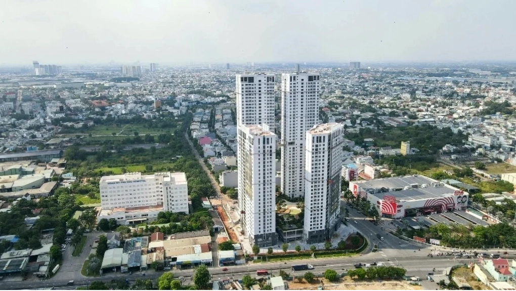 Hoạt động du lịch biển sôi động tại một vũng vịnh