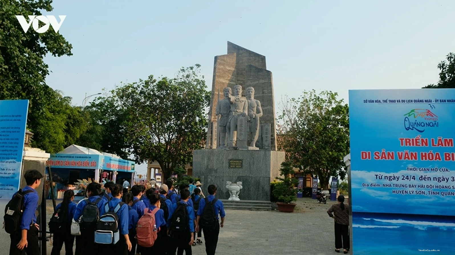 Học sinh tham quan triển lãm về di sản văn hóa biển đảo Quảng Ngãi
