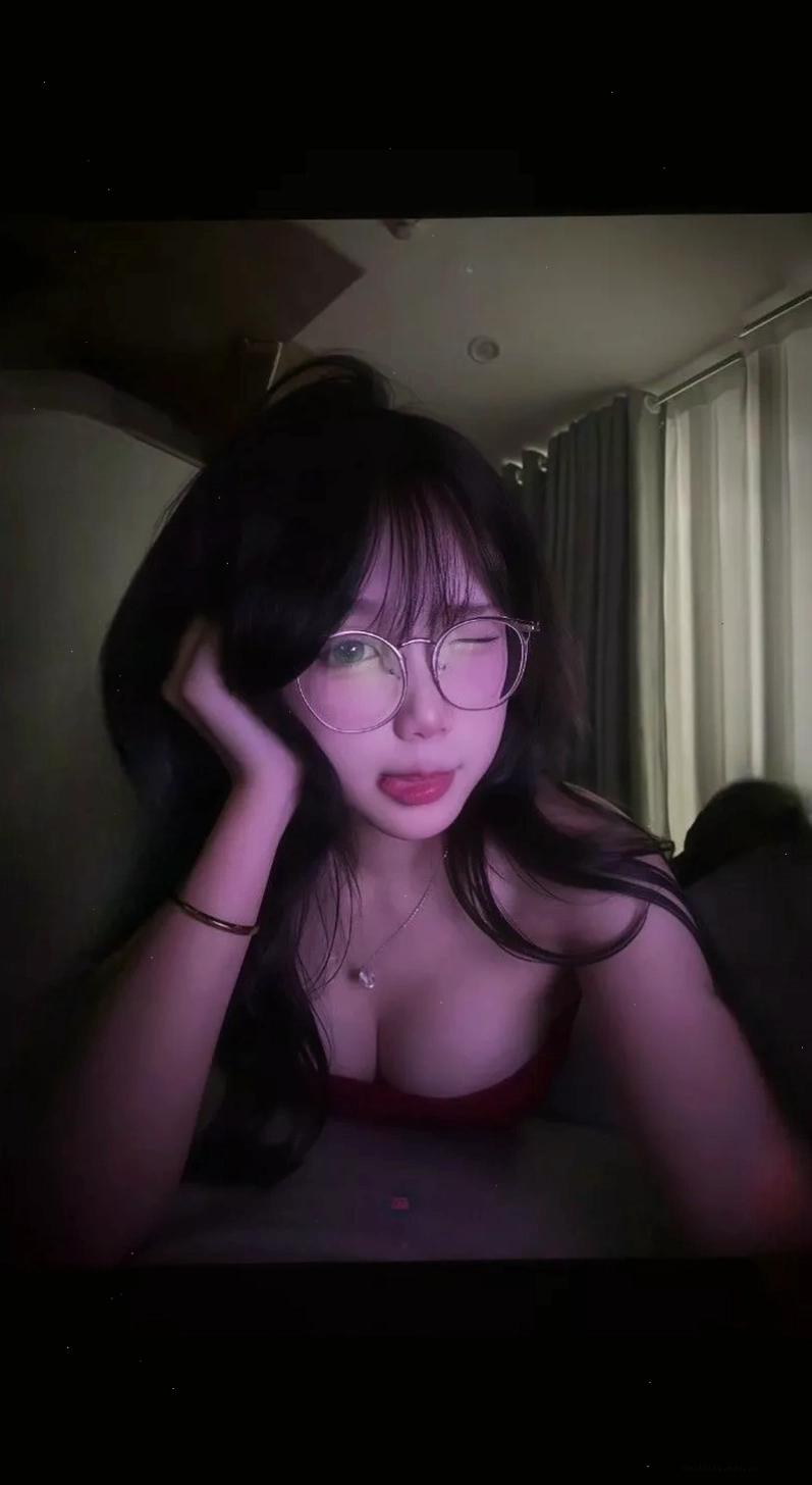 Hot girl khoe vòng một cực nóng bỏng