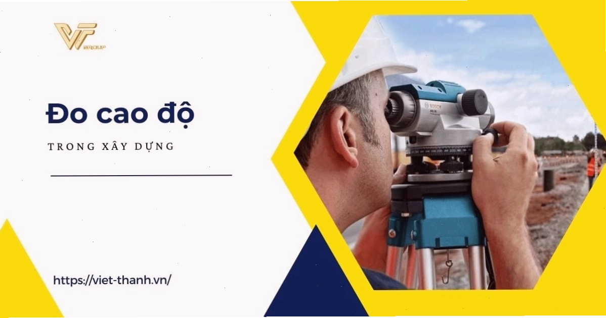 Kỹ sư sử dụng máy thủy bình để đo cao độ công trình xây dựng