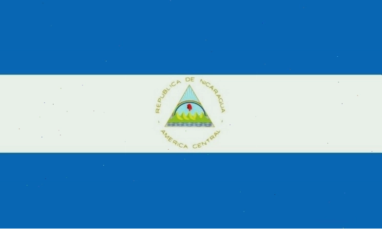 Lá cờ Nicaragua với sọc xanh và trắng cùng quốc huy