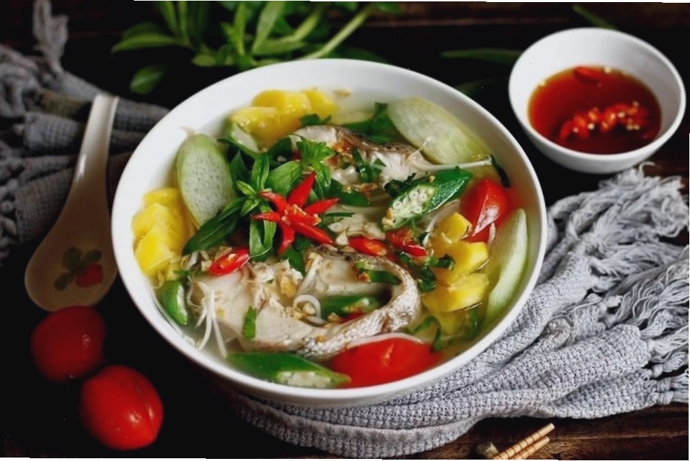 Món ăn chế độ ăn Địa Trung Hải với cá tươi rau củ quả oliu