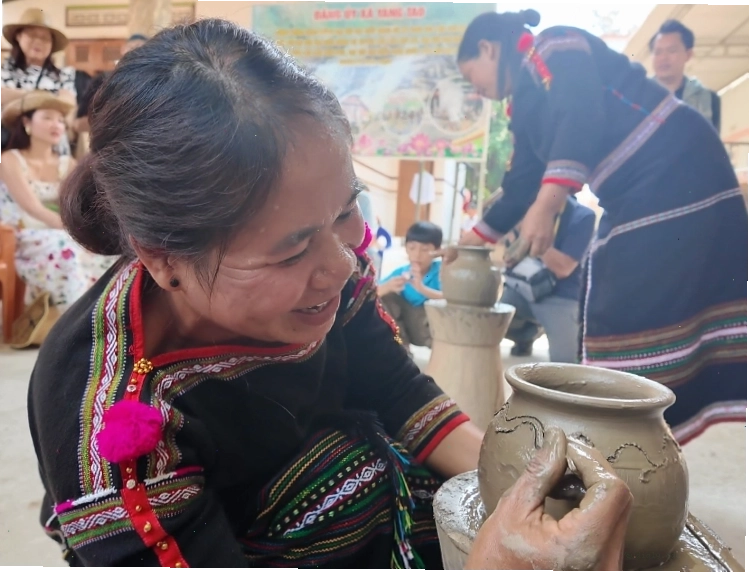 Nghề làm gốm thủ công của người M’nông