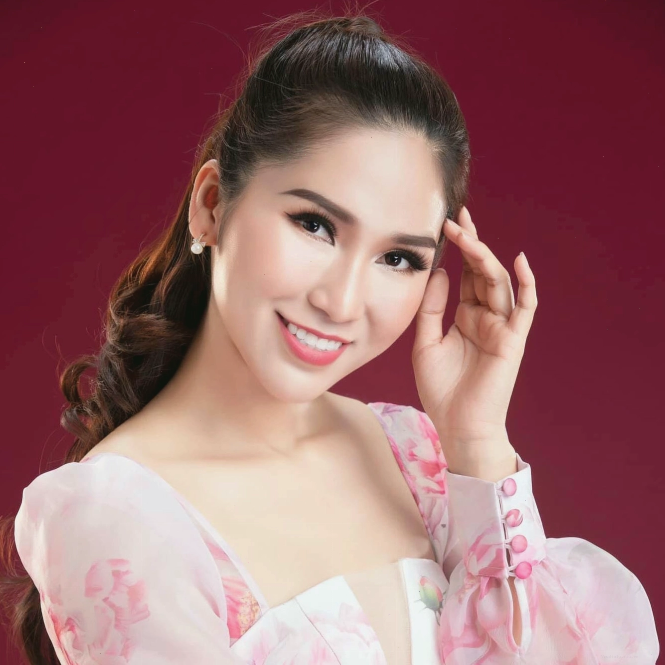 Nữ ca sĩ trình bày bài hát Phận gái thuyền quyên