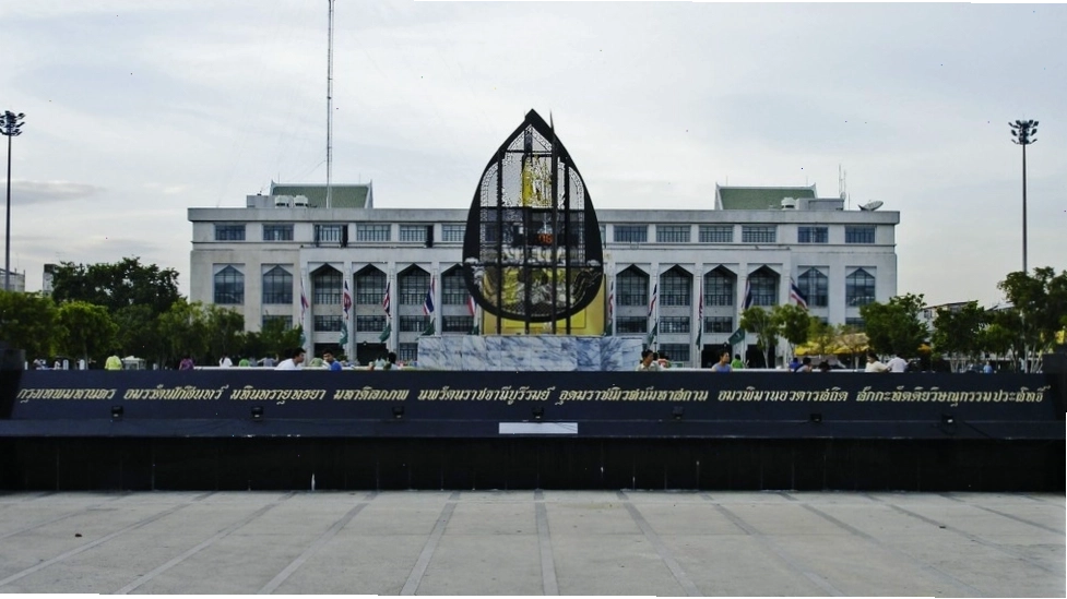 Tấm biển đá granit khắc tên đầy đủ của Bangkok