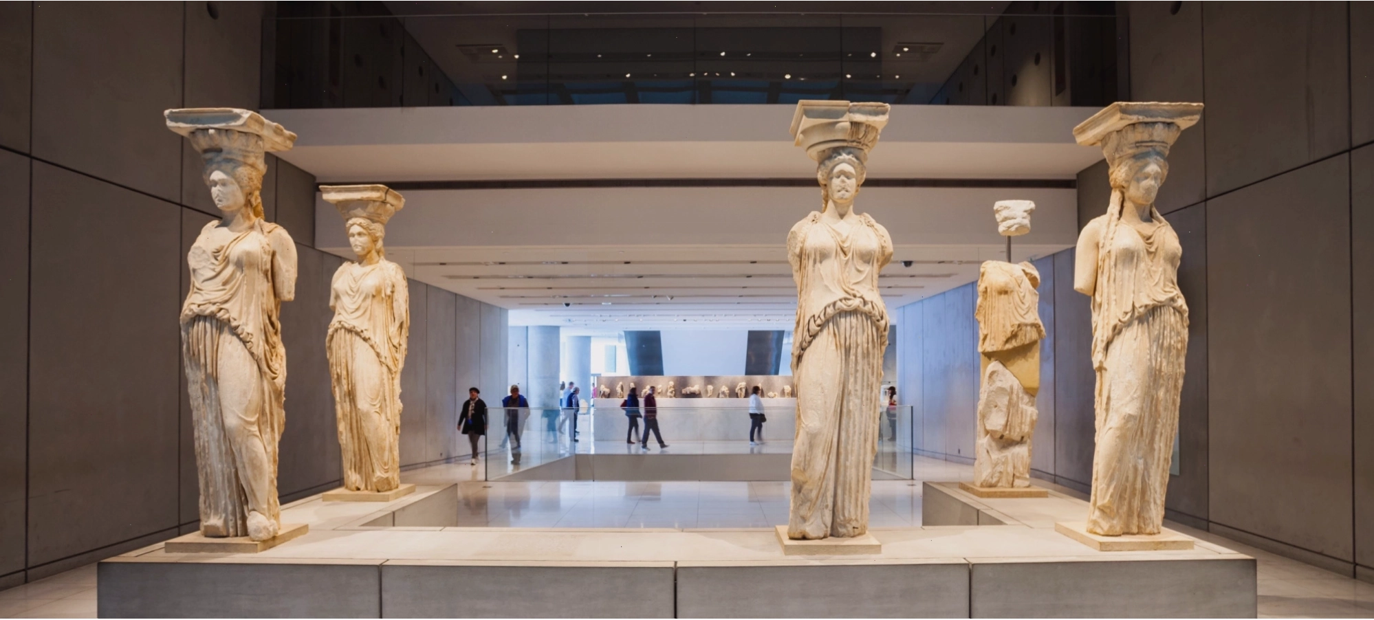 Thành cổ Acropolis nhìn từ xa với Đền Parthenon nổi bật