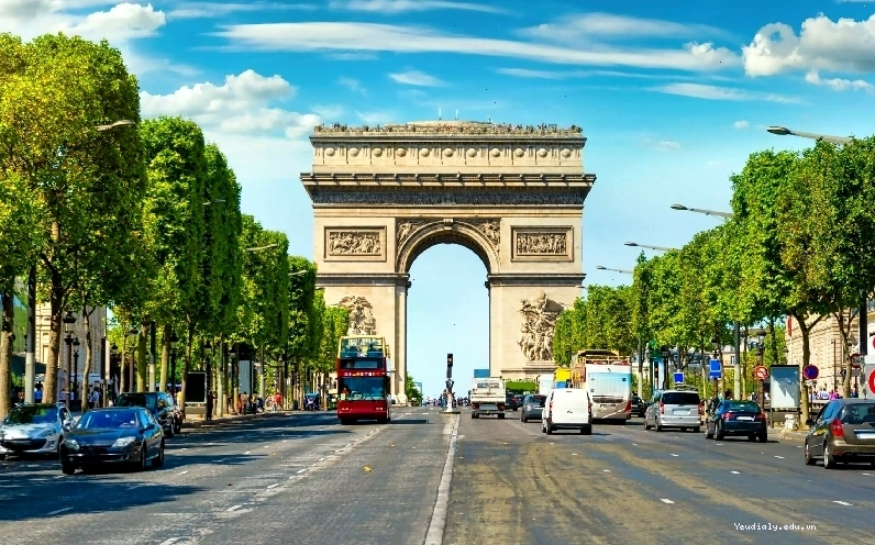 Tháp Eiffel biểu tượng của Paris lung linh về đêm
