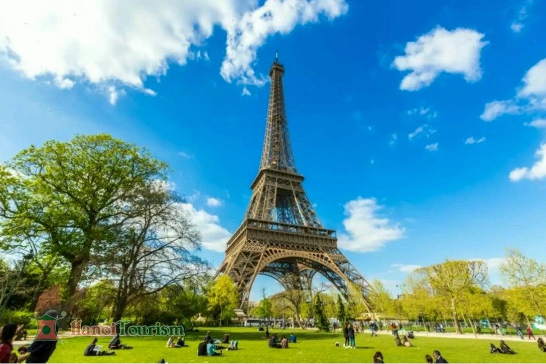 Tháp Eiffel biểu tượng của Paris, Pháp trong tour du lịch Châu Âu từ Hà Nội