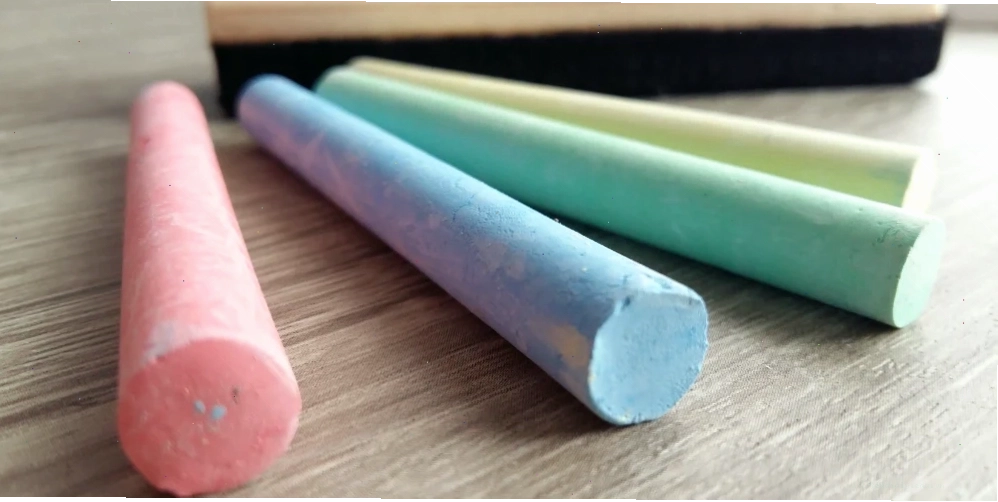 Trẻ em vui vẻ tham gia trò chơi đố vui