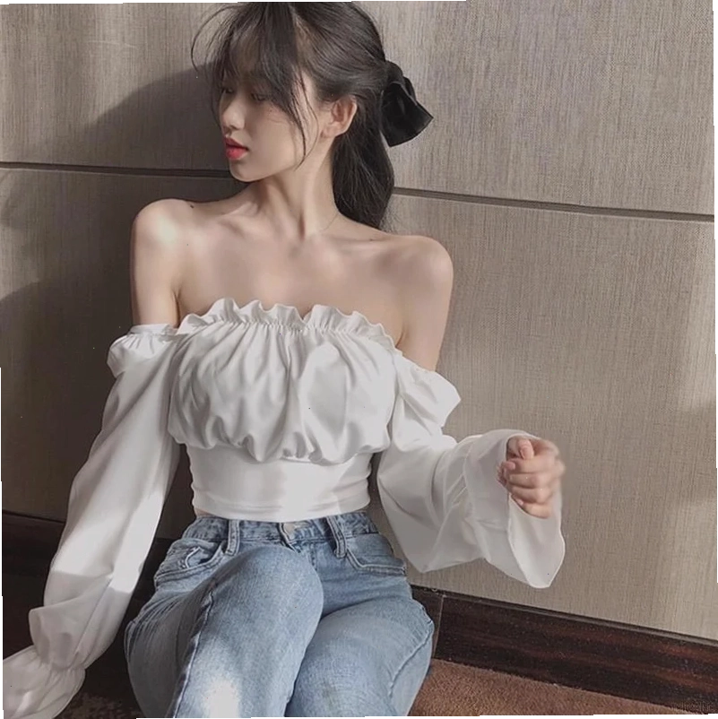 Thiết kế croptop trong ảnh hot girl mặc áo trễ vai gợi cảm