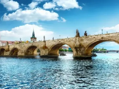 Du lịch Praha trải nghiệm không khí cổ kính Charles Bridge