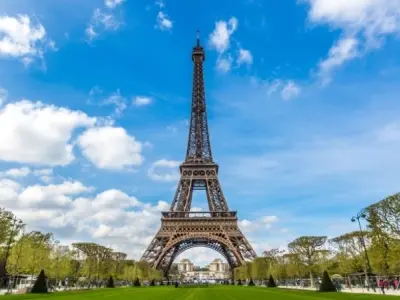 Khám phá Eiffel Tower biểu tượng kiến trúc nổi bật ở Paris
