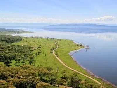 Lake Nakuru hồ nước hồng rực rỡ giữa lòng Kenya hoang dã
