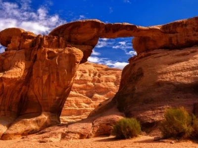 Khám phá Wadi Rum với cảnh quan sa mạc và núi đá hùng vĩ